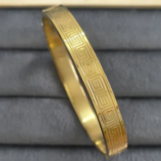 Premium Gold-Tone Stainless Steel Bracelet ā Minimalist & Elegant