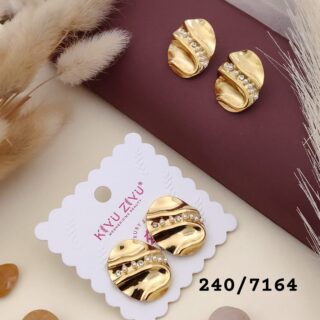 Yatiskar ā Golden Wave Pearl Statement Studs